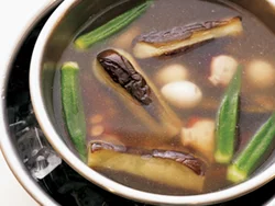 熱い煮汁の中に入れたままだと、野菜やたこの色が落ちたり、色移りしてしまったりするため、氷水に当てて急冷するとよい。