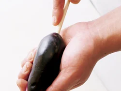 なすの下から上に菜箸を刺して貫通させてから焼くと、中心から蒸気が出て全体にいきわたり、ふっくら仕上がる。火の通りも早い。