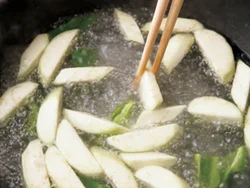 皮をむいたなすは、ゆでるときれいなひすい色になる。やわらかくなったかは菜箸ではさんで確認して。