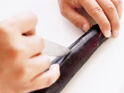 なすの皮に切り目を入れることで、オーブントースターで焼くときに破裂するのを防ぎ、火通りをよくする。