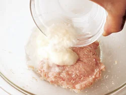 あんの肉はとりひき肉にし、さらにおろした長いもを加えることで、もちっとしつつも軽い食感に。ポン酢とトマトの酸味のきいたたれも女子ウケ必至！