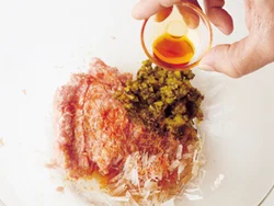 ラー油の入った合わせ調味料を加えることで、辛みとうまみをつける。この餃子は高菜漬けや調味料であんにしっかり味がついているので、たれなしでOK。