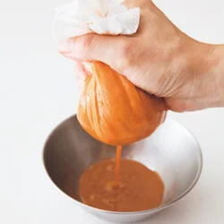 生のにんじんはかたいので、すりおろして搾るとサラッと飲みやすい。残った搾りかすはカレーなどに使って。