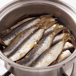 1時間煮て味がしっかり入った状態。小さめのいわしなら、さらに1時間煮ると、魚全体があめ色になり、骨までやわらかくなる。