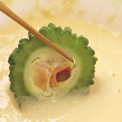 種が赤いゴーヤーはよく熟しているので、こうした揚げものに向いている。揚げることでゴーヤーの苦みが程よく抜ける。