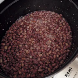 鍋は厚手がいいわ。ゆで時間は、豆の大きさで変わるわよ