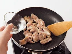とり肉から出たうまみを水を加えてのばしてから炒め合わせることで、野菜全体にうまみを移す。
