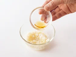 野菜に油が加わると味がなじみにくいので、ねぎだれはごま油以外の材料を先に混ぜ合わせて。