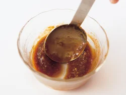 にんにくみそはレンジ加熱すると水分がとんでとろりとし、にんにくに火が通って味もなじむ。