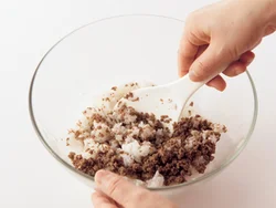 すし飯とそぼろは、粗熱がとれたら混ぜ合わせて。少し温かいくらいが味なじみがよい。