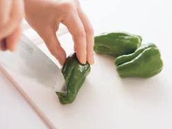 ピーマンをまるごと煮るときは、切り目を入れて破裂を防ぐ。煮汁がしみた種ごと食べて。