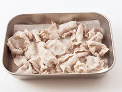 豚肉はペーパータオルを敷いたバットに広げると、ざるより早くさめ、水っぽくならない。