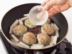 少量の水を加えて肉だねを蒸し焼きにし、ふんわりとした食感を出しつつ中まで火を通す。