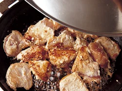 凍ったままのとり肉の表面に焼き色をつけてうまみを閉じ込めたら、ふたをして弱めの火加減でじっくり蒸し焼きに。