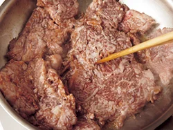 油を熱したフライパンに凍ったままの牛肉を入れる。だんだん溶けてくるので、ほぐしながら炒めていく。