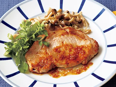 そのまま食べるなら(２人分)
器に「にんにくじょうゆポークステーキ」の豚肉、きのこ各1/2量を盛り、ソース半量をかける。好みでクレソンを添えても。●カロリー１人分366kcal、塩分１人分2.5g