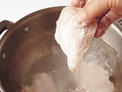 とり肉は片栗粉をまぶしてからゆでると、つるんと食感がよくなり、日がたってもパサつかずにおいしく食べられる。