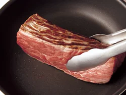 牛肉は全面に焼き色をつける。このとき出てきた肉汁を、肉の表面で拭き取るように焼きつけると、こうばしく仕上がる。