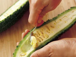 苦みのある種とわたをしっかりと除き、苦みをとる。スプーンでこそげ取るようにして。