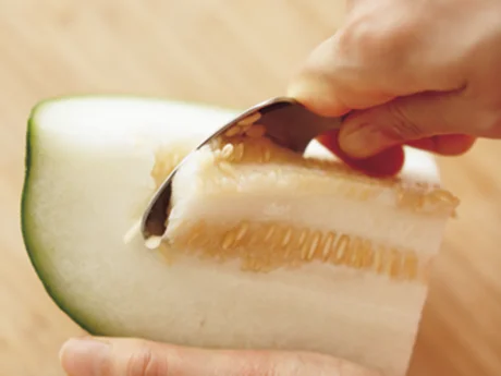 種とわたをスプーンでこそげ取る。苦みなどはないが、食感が悪くなるので種はきれいに取って。