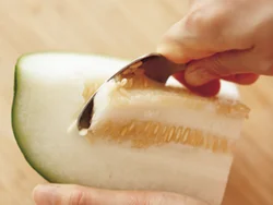 種とわたをスプーンでこそげ取る。苦みなどはないが、食感が悪くなるので種はきれいに取って。