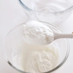 メレンゲとヨーグルトは、1/3量は泡立て器でしっかり混ぜる。残りは泡を潰さないよう、ゴムべらでさっくりと混ぜる。
