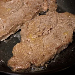 じっくり焼いてアルミホイルで包み、肉のうまみを閉じ込める