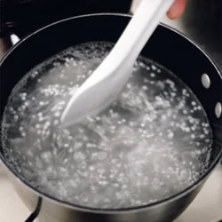 たっぷりの水で洗ってぬめりを落として冷やし、少しおくと透き通ってくる。