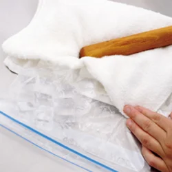 氷を入れるポリ袋は破れないように二重にするか、厚手の保存用密閉袋がよい。かき氷器を使っても。