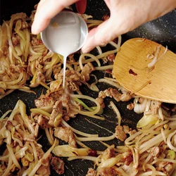 皮に汁けがしみ出ないように、肉と野菜はしっかり炒めて水分をとばし、水溶き片栗粉でとじる。熱いと包みづらいので、バットでさます。