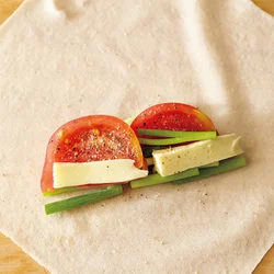 具は生で食べられる食材なので皮がカラリとするまで揚げるだけ。チーズが溶け出ないよう、低温ではなく中温にし、短時間で揚げること。