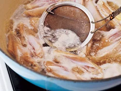 煮汁が煮立ったら、出てきたアクを丁寧に除くことで、とり肉の臭みがとれ、さっぱりと仕上がる。