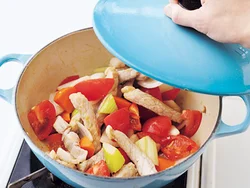 肉、野菜を炒め合わせたらふたをし、水は加えずに、蒸し煮にして野菜の水分を引き出す。