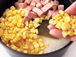 米の上にランチョンミート、生のとうもろこしをのせて炊き、それぞれの風味を引き出す。