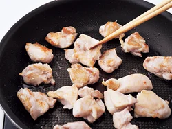 とり肉はこんがり焼き色がつくまで、両面を焼き、コクとうまみをアップさせる。