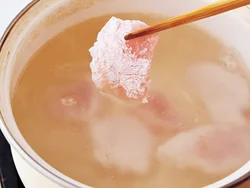とり肉に片栗粉を薄くまぶしつけてゆでると、肉がかたくならず、うまみも閉じ込められる。