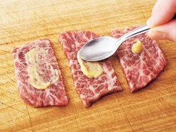 牛肉の片面に練りがらしを薄くぬる。こうすることで肉の臭みが抑えられ、風味よく仕上がる。