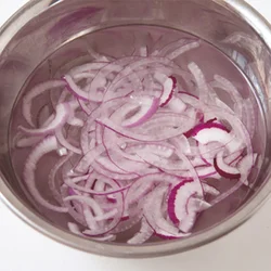 紫玉ねぎは3～4mm厚さの薄切りにし、水にさらして辛みを抜く。玉ねぎでも代用可能だが、紫玉ねぎは色味があり、華やか。