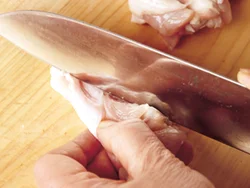 肉の厚い部分に切り目を入れて、火通りよく！