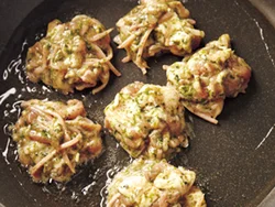 少ない油だとすぐに温度が上がり、揚げ焼きも早い