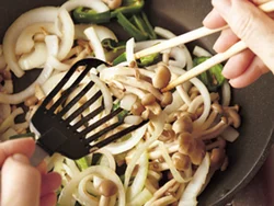 菜箸とフライ返しの両方を持って炒めると、早く火が通る