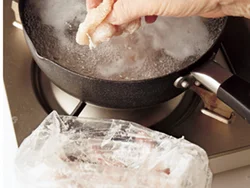 とりむね肉は片栗粉でパサつき防止。細切りならすぐに火が入る。