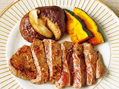 【食べるときは】
フライパンにサラダ油小さじ１を強火で熱し、牛ステーキ肉のビネガー漬けをを軽くきって並べ入れる。２〜３分焼いて牛肉にこんがりと焼き色がついたら上下を返し、中火で３〜４分焼く。食べやすい大きさのそぎ切りにして器に盛る。好みでしいたけやかぼちゃを一緒に焼き、添えても。