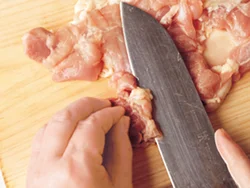 とり肉は味がしっかりしみ、焼くときに火通りがよくなるように開いてから漬ける。身の厚い部分に包丁を当て、内側から左右に厚みの半分まで切り込みを入れて開く。