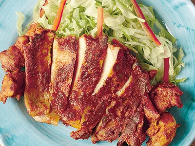 【食べるときは】
フライパンにサラダ油大さじ１をひき、とりもも肉のタンドリーチキン風をマリネ液を軽く拭って皮目から入れる。強めの中火にかけて４〜５分焼き、こんがりと焼き色がついたら上下を返して弱火にし、さらに４〜５分焼いて火を通す。食べやすい大きさのそぎ切りにして器に盛る。好みでレタスの細切りと赤パプリカの細切りを混ぜて添えても。