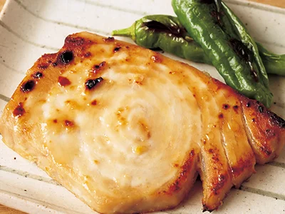 【食べるときは】
白身魚のみそ漬けは、みそを軽く拭って魚焼きグリルに並べ入れる。強火にかけ、途中上下を返しながら約10分こんがりと焼き、器に盛る。好みでししとうがらしを一緒に焼き、添えても。