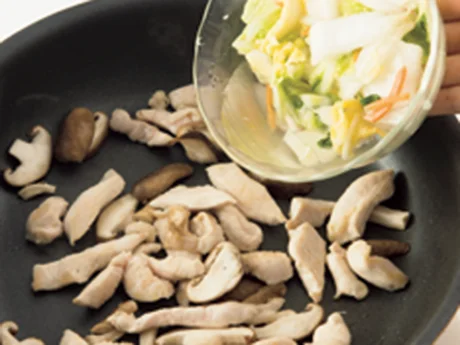 漬け汁にもおいしさが含まれているので、炒める際に一緒に加える。白菜は食感を残したいので、加熱し過ぎに注意して。