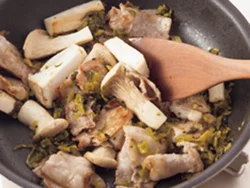 高菜漬けは豚肉から出た脂で炒めると、酸味がやわらいでコクが出る。豚肉とエリンギにもうまみが移る。