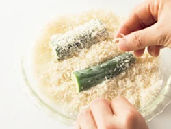 水溶き小麦粉を使って、ころもをつける手間を軽減。粘度があるので、パン粉もしっかりついてカリッと揚がる。