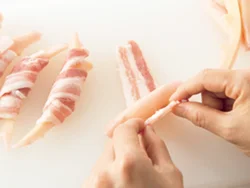 豚肉に新しょうがをのせ、くるくる巻く。巻き終わりから焼き始めれば固まるので、ようじで留める必要もなし。